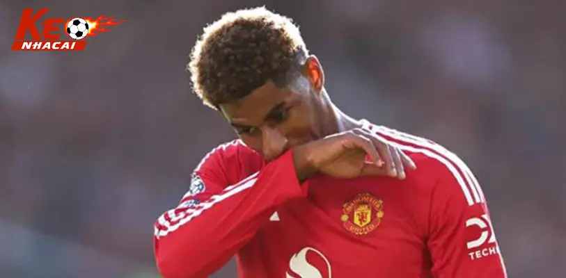 Rashford trong màu áo MU, ánh mắt đăm chiêu